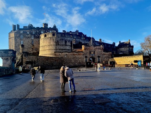 Edinburgh Castle to Calton Hill: Self-Guided Royal Mile...