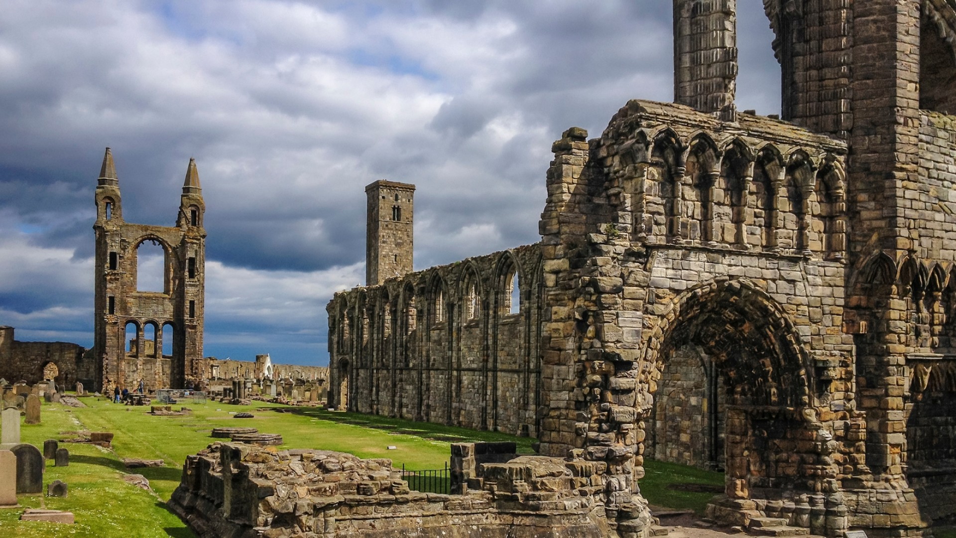 St Andrews, Scenic Walk & Dunfermline Abbey Day Tour from