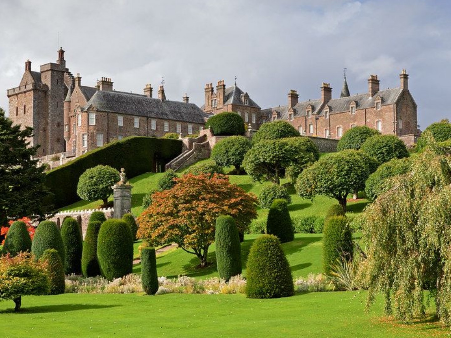 drummond-castle-gardens-visitscotland